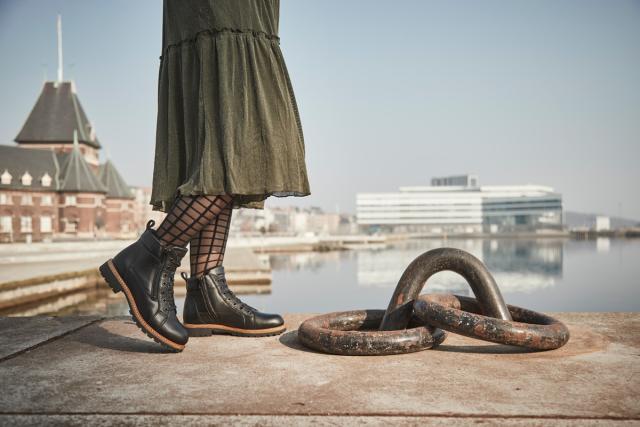 Women's boot with lace and zipper