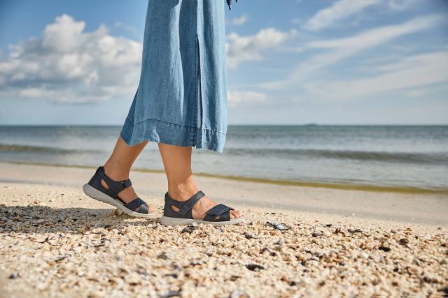 Sandal med halvöppen hälkappa och två kardborreband